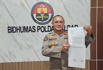 Kabid Humas Polda kalbar Kombes Pol R. Petit Wijaya, S.IK., M.M., saat menyampaikan klarifikasi kepada awak media  terkait persoalan pelanggaran Kode Etik Personel Polda Kalbar atas nama Bripda AB, yang dilaporkan oleh seorang perempuan inisial SL.