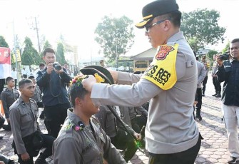Kapolres Aceh Timur pada kegiatan Tradisi Pembaretan di Lapangan Apel Sarja Arya Racana, Senin, (05/02/2024) pagi.