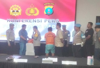 Kapolrestabes Medan Kombes Pol Dr Teddy John Sahala Marbun SH MHum memaparkan keberhasilan anggota mengungkap kasus pembunuhan di Aceh Timur, Kamis (1/2/2024).