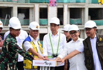 Presiden Joko Widodo (Jokowi) melakukan Topping Off Hunian ASN dan Hankam di IKN, Penajam Paser Utara, Kalimantan Timur, Jumat (1/3/2024).