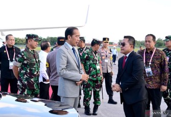 Presiden Joko Widodo bersama Deputi Bidang Protokol, Pers dan Media Sekretariat Presiden Yusuf Permana di Bali, Minggu (1/9/2024). ANTARA/HO-Biro Pers Sekretariat Presiden.