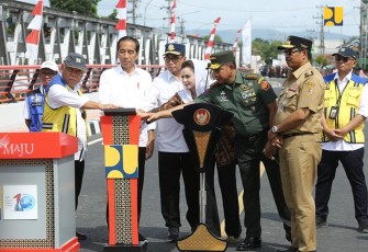 Menteri Basuki saat Dampingi Presiden Jokowi Resmikan 3 Jembatan Callender Hamilton di Lintas Selatan Jawa Tengah