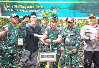 Danrem 031/WB saat Taman Mangrove Serentak Jajaran Kodam I/BB dalam Program Unggulan Kasad