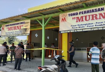 Polisi memasang garis polisi di toko emas "Murni" di Desa Wado kecamatan Kedungtuban, kabupaten Blora Jawa Tengah.