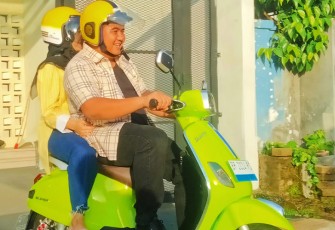 Bupati Bintan Roby Kurniawan SPWK bersama istri saat menggunakan kendaraan roda dua.