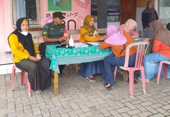 Babinsa Kodim 0802/Ponorogo saat Pendampingan Skrining Kesehatan di Desa Binaan