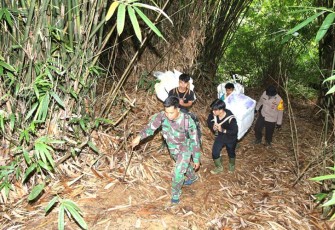 Anggota TNI-Polri saat Kawal Logistik Pemilu 2024 dengan Jalan Kaki menembus Belantara Meratus.