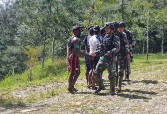 Menyapa Dengan Senyum Tanpa Perbedaan Ala Satgas 300 Siliwangi di Papua