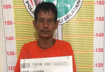 Tersangka bersama barang bukti saat diamankan di Sat Resnarkoba Polres Tapsel