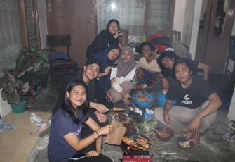 Suasana Kebersamaan Saat Bakar-Bakar