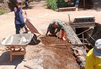 Babinsa Kodim 0802/Ponorogo saat Bantu Warga Bangun Plesengan Jalan