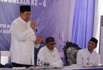 SBY saat menghadiri acara Silaturahmi SBY Dengan Ulama dan Tokoh Masyarakat Lumajang di Pondok Pesantren Roudlotul Ma'rifat pimpinan KH Ahmad Umar Faruq , Sabtu (27)1/2024)