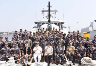 Foto bersama di KRI Sultan Iskandar Muda-367