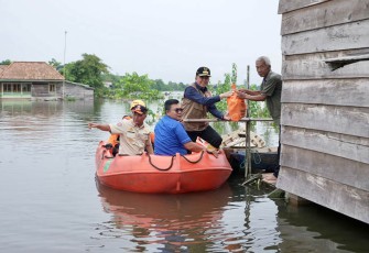Pj Gubernur Agus Fatoni Antar Langsung Bantuan ke Rumah Warga Gunakan Perahu Karet