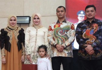 Ketua DPRD Tapsel, Abdul Basith Dalimunthe, dan istri berfoto bersama dengan Kapolres Tapsel yang baru, AKBP Yasir Ahmadi, beserta istri, dalam acara kenal pamit Kapolres dari AKBP Imam Zamroni ke AKBP Yasir Ahmadi.