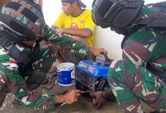 Satgas Yonif 310/KK saat Perbaiki Genset SMPN 2 Web