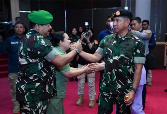 Panglima TNI Jenderal TNI Agus Subiyanto saat menerima laporan korps kenaikan pangkat 35 Perwira Tinggi (Pati) TNI di Aula Gatot Soebroto Mabes TNI, Cilangkap, Jakarta Timur, Jumat (16/2/2024).