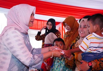 Ketum Dharma Pertiwi saat Berikan Santunan Kepada Ahli Waris “On Eternal Patrol” KRI Nanggala-402 di Desa Kedung Bendo, Kec. Candi Sidoarjo, Kamis (7/3/2024).