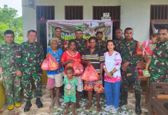 Hubdam XVIII/Kasuari, Kodim Manokwari, Raja Ampat dan Mansel Bagikan Sembako ke Warga