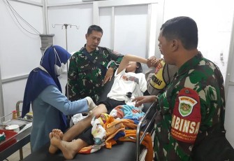 Siti Patimah (14) korban luka akibat gempa bumi saat mendapat perawatan medis di Posko Kesehatan TNI