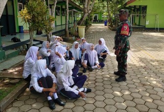 Babinsa Koramil 0801/07 Ngadirojo Komsos Dengan Pelajar