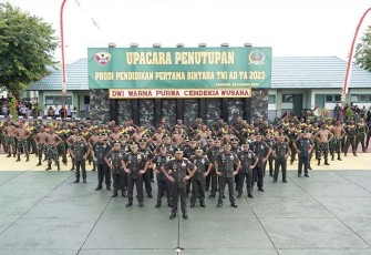 Pangdam IX/Udayana Mayjen TNI Harfendi, S.I.P., M.Sc., saat memimpin upacara Penutupan Program Studi Pendidikan Pertama Bintara TNI Angkatan Darat TA 2023 di Lapangan Wira Yudha Bhakti Rindam IX/Udayana, Kecamatan Kediri, Kabupaten Tabanan, Senin (29/1/2024).