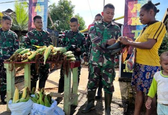 Satgas Pamtas Statis RI-PNG saat Bagikan Hasil Kebun ke masyarakat pedalaman Perbatasan Papua Selatan, Sabtu (03/02/2024).