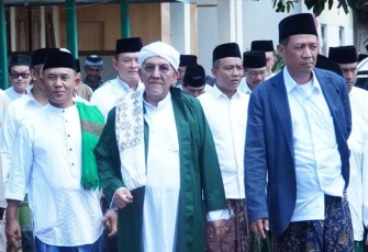 Danrem 081/DSJ Kolonel Inf H. Sugiyono saat bersilaturahmi dengan para Habaib dan Ulama di acara Haul ke-30 Ak-Maghfurllah KH. Munirul Ikhwan dan Harlah ke-70 Ponpes Subulul Huda Kembang Sawit, Minggu (4/2/2024). 