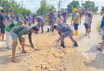 TNI AL Bersama Masyarakat saat Gotong Royong Perbaiki Jalan Desa Penfui Timur-Kupang
