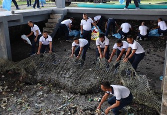 Akademi TNI Angkatan Laut saat Pimpin Aksi Pembersihan Pantai dan Dermaga Halong