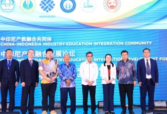 Menaker Yassierli foto bersama launching komunitas industri pendidikan Indonesia Tiongkok di UNJ, Jakarta, Rabu (18/12)