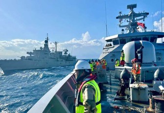 KRI Diponegoro-365 saat Mail Bag Transfer Exercise dengan HS Limnos F-451 di Laut Mediterania