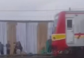 Cuplikan Video hajatan warga di pinggir rel kereta api di kawasan stasiun Tanjung Priok 