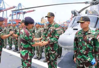 Prajurit Jalasena saat Terima Brevet Kehormatan Penerbangan TNI AL di atas geladak heli KRI Frans Kaisiepo-368 (KRI FKO-368) yang tengah bersandar di Dermaga Mako Kolinlamil, Tanjung Priok, Jakarta, Selasa (06/02).