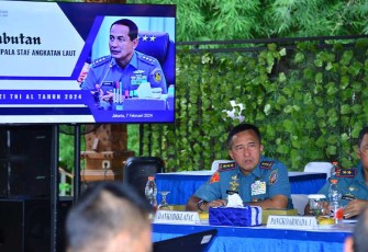 Dankodiklatal Letjen TNI Marinir Nur Alamsyah saat mengikuti pengarahan Wakasal Laksdya TNI Erwin S. Aldedharma di Gedung Neptunus Mabesal, Cilangkap Jakarta Timur. Rabu, (07/02/2024).