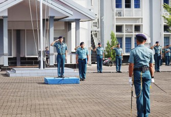 Upacara Bendera 17-an Lantamal VI Makassar di lapangan Arafuru Lantamal VI Makassar Senin (19/02/2024).