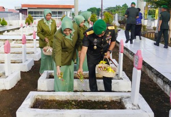 Danrem 041/Gamas Brigjen TNI Rachmad Zulkarnaen, saat tabur bunga ziarah di Makam Pahlawan , Rabu (21/2/2024).