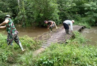 Koramil 1001-04/Batumandi Kerja Bakti Bersihkan Saluran Sungai