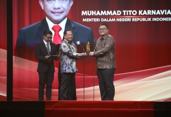 Mendagri Tito Raih Penghargaan Pemimpin Luar Biasa "Indonesia Kita Awards"