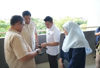 Seskab Mayor Teddy saat ceklist kesiapan wisma atlet Kemayoran 