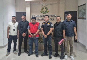  AH, Direktur Cabang PT MAM Energindo wilayah Jawa Tengah dan DIY, tersangka baru kasus korupsi Masjid Agung Madaniyah, saat berada di Kejari Karanganyar, Jumat (4/7/2025) malam.