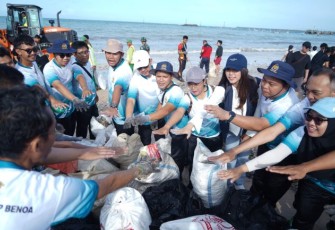 Pembersihan sampah di pantai Kedonganan, Bali, Minggu (19/1)