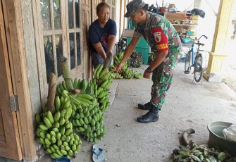 Babinsa Karangjati Berikan Motivasi dan Dorong UMKM Keripik Pisang di Wilayahnya 