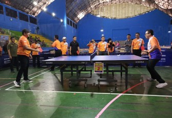 Bupati Karanganyar, Rober Christanto yang juga menjabat Ketua Badan Tenis Meja Seluruh Indonesia (BTMSI) Karanganyar Membuka Turnamen Tenis Meja Antar Instansi