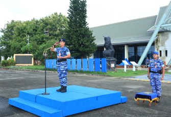 Danlanud Sultan Hasanuddin Marsma TNI Bonang Bayuaji G, S.E., M.M., CHRMP., saat memimpin apel khusus tahun baru 2025,  yang diikuti seluruh personel mulai Kepala Dinas, Kepala Satuan Kerja dan para Perwira, Bintara, Tamtama serta  Pegawai Negeri Sipil (PNS) Lanud Sultan Hasanuddin, bertempat di Apron Galaktika Lanud Sultan Hasanuddin, Makassar, Kamis (2/1/2025).
