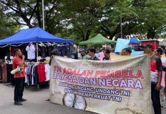 Aksi damai Aliansi Masyarakat Karanganyar mendukung revisi UU TNI Nomor 34 Tahun 2004, di Plasa Alun-Alun Karanganyar, Sabtu (29/3/2025).