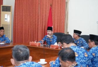 Bupati Trenggalek, Mochamad Nur Arifin, saat rapat staf di Gedung Bawarasa