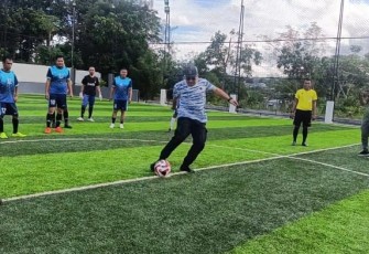 Wakil Walikota Bitung, Randito Maringka dengan di dampingi Kajari Bitung, Yadyn, S.H.,M.H saat melakukan tendangan peresmian dimulainya pertandingan jurnalis cup 1