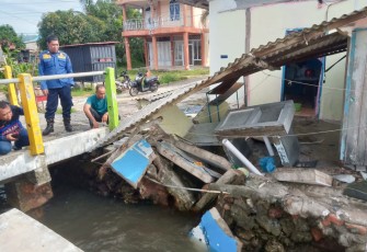 Rumah Roboh di Kampung Mentigi Laut, Tanjung Uban
