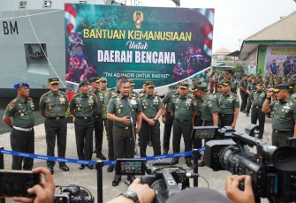 Kasad Jenderal TNI Maruli Simanjuntak, M.Sc., melepas keberangkatan Kapal ADRI XVII BM yang membawa bantuan kemanusiaan TNI AD bagi masyarakat terdampak bencana di Aceh, Sumatera Utara, dan Sumatera Barat.